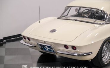 Unknown-Corvette-1962-Ermine-White-Black-20
