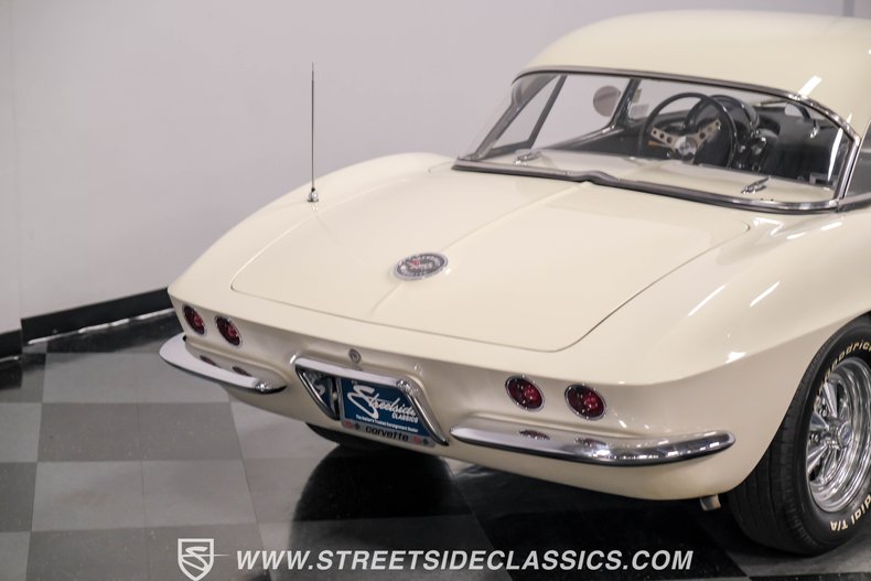 Unknown-Corvette-1962-Ermine-White-Black-20