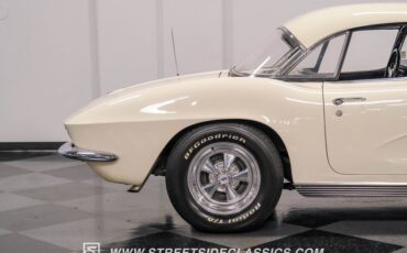Unknown-Corvette-1962-Ermine-White-Black-22