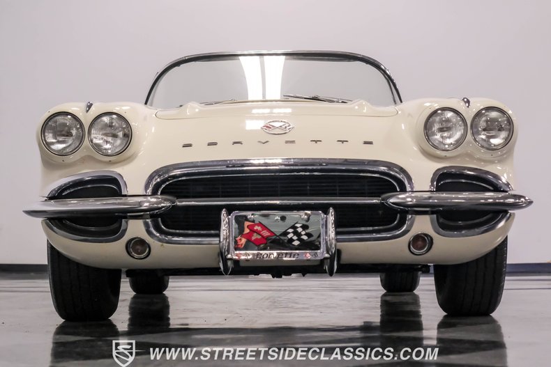 Unknown-Corvette-1962-Ermine-White-Black-24
