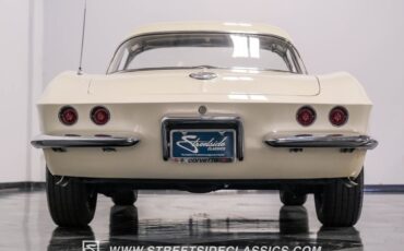 Unknown-Corvette-1962-Ermine-White-Black-25