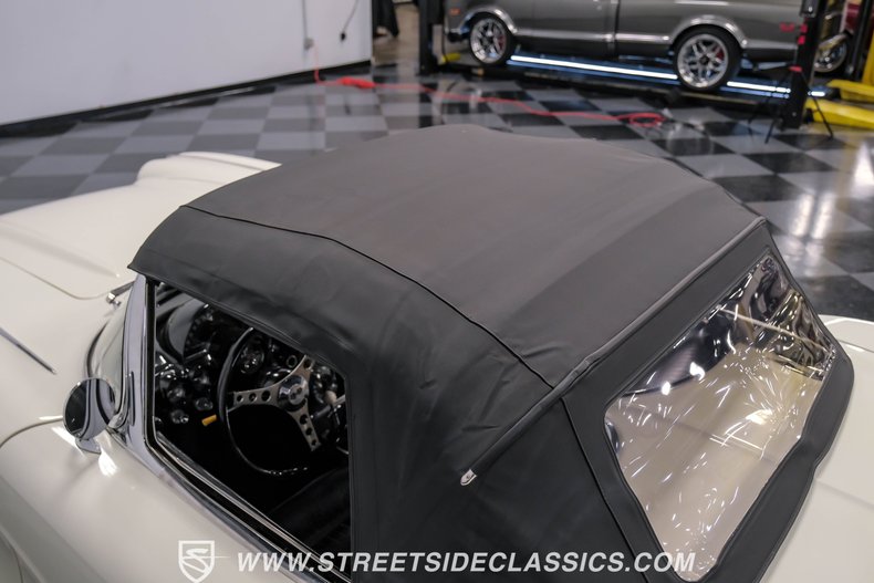 Unknown-Corvette-1962-Ermine-White-Black-29