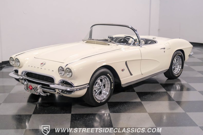 Unknown-Corvette-1962-Ermine-White-Black-32