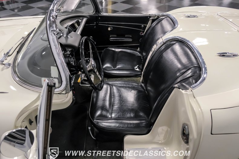 Unknown-Corvette-1962-Ermine-White-Black-40