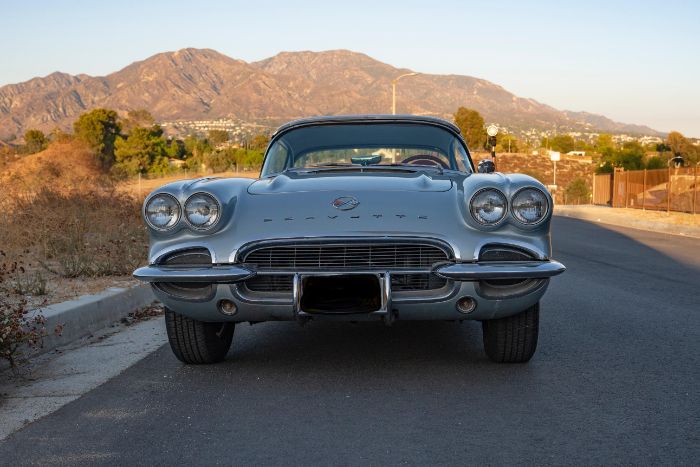Unknown-Corvette-1962-Silver-Red-1