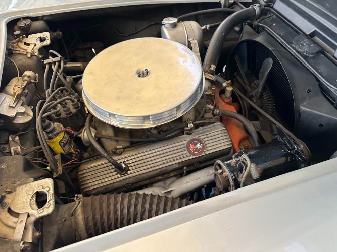 Unknown-Corvette-1962-Silver-Red-3