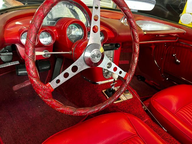 Unknown-Corvette-1962-Silver-Red-4