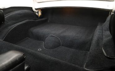 Unknown-Corvette-1964-Ermine-White-Black-Leather-16