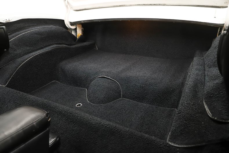 Unknown-Corvette-1964-Ermine-White-Black-Leather-16