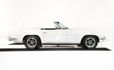 Unknown-Corvette-1964-Ermine-White-Black-Leather-18