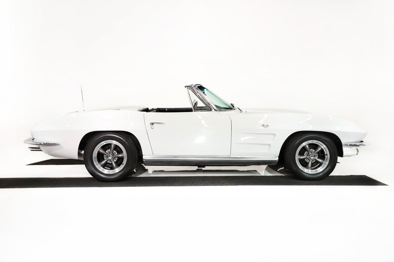 Unknown-Corvette-1964-Ermine-White-Black-Leather-18