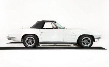 Unknown-Corvette-1964-Ermine-White-Black-Leather-2