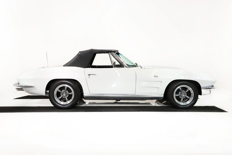 Unknown-Corvette-1964-Ermine-White-Black-Leather-2