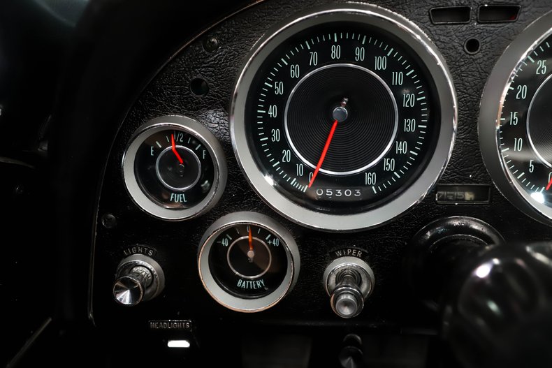 Unknown-Corvette-1964-Ermine-White-Black-Leather-21