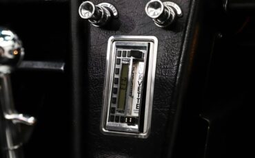 Unknown-Corvette-1964-Ermine-White-Black-Leather-26