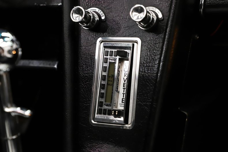 Unknown-Corvette-1964-Ermine-White-Black-Leather-26