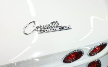 Unknown-Corvette-1964-Ermine-White-Black-Leather-27