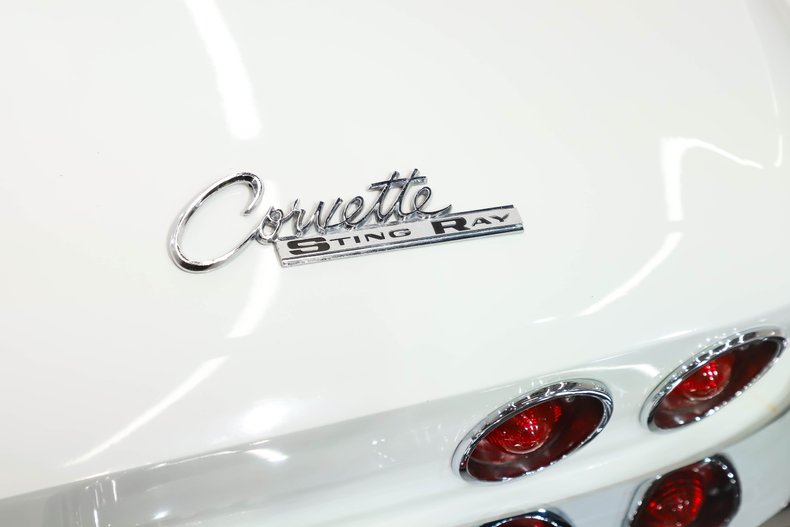 Unknown-Corvette-1964-Ermine-White-Black-Leather-27