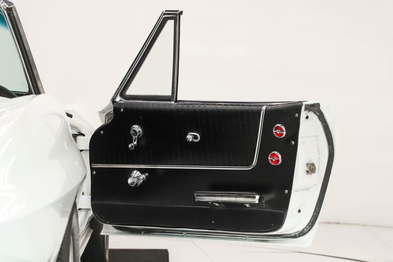 Unknown-Corvette-1964-Ermine-White-Black-Leather-3