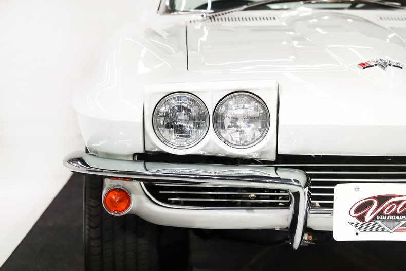 Unknown-Corvette-1964-Ermine-White-Black-Leather-32