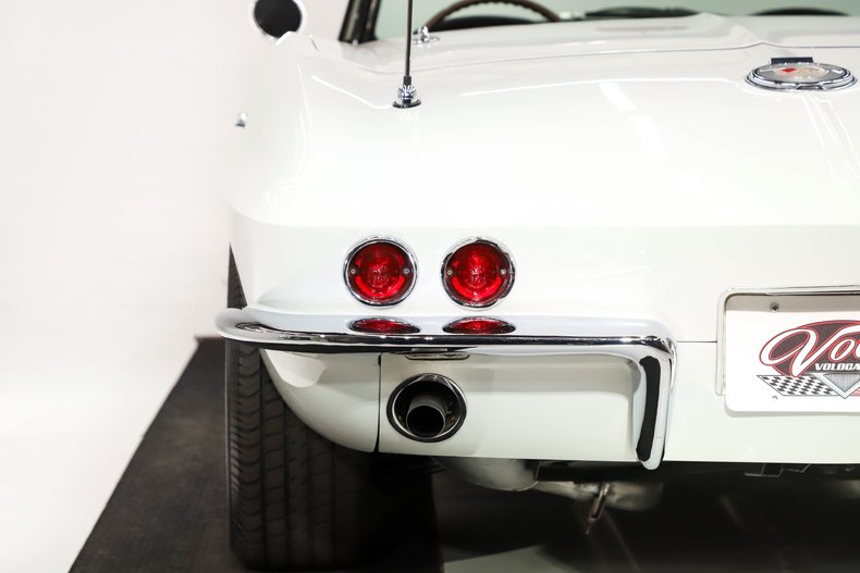 Unknown-Corvette-1964-Ermine-White-Black-Leather-33