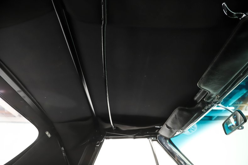 Unknown-Corvette-1964-Ermine-White-Black-Leather-36