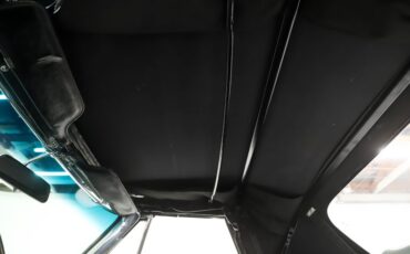 Unknown-Corvette-1964-Ermine-White-Black-Leather-37