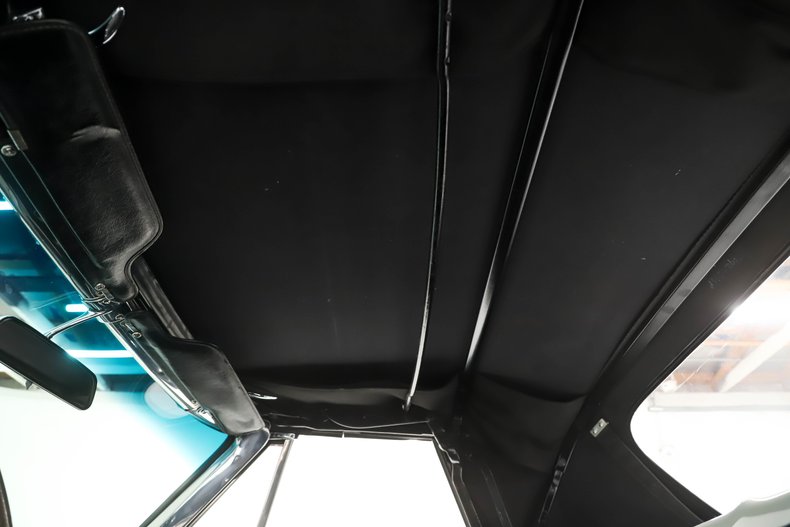 Unknown-Corvette-1964-Ermine-White-Black-Leather-37