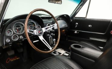 Unknown-Corvette-1964-Ermine-White-Black-Leather