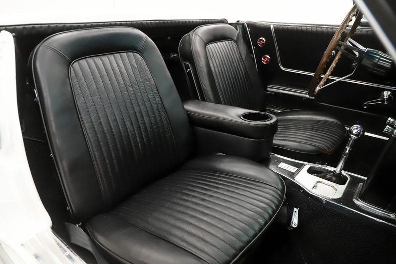 Unknown-Corvette-1964-Ermine-White-Black-Leather-38