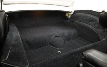 Unknown-Corvette-1964-Ermine-White-Black-Leather-39
