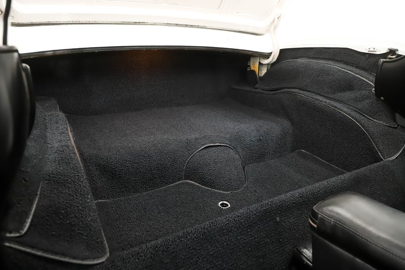 Unknown-Corvette-1964-Ermine-White-Black-Leather-39