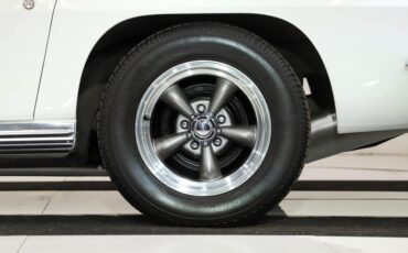 Unknown-Corvette-1964-Ermine-White-Black-Leather-40