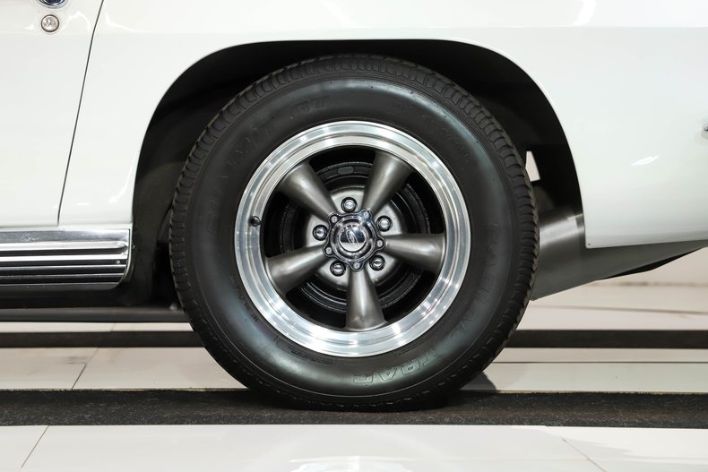 Unknown-Corvette-1964-Ermine-White-Black-Leather-40