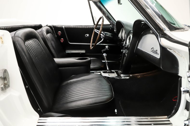 Unknown-Corvette-1964-Ermine-White-Black-Leather-41