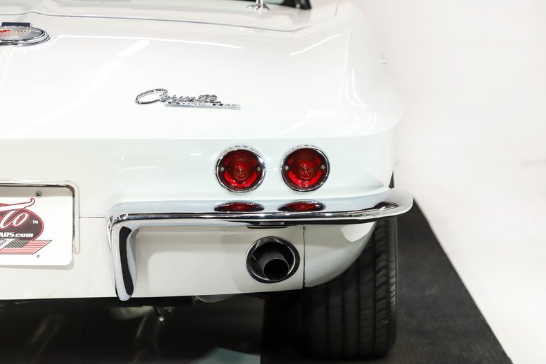 Unknown-Corvette-1964-Ermine-White-Black-Leather-44