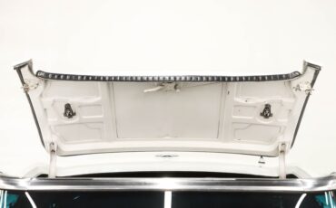 Unknown-Corvette-1964-Ermine-White-Black-Leather-45