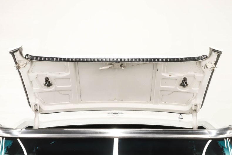 Unknown-Corvette-1964-Ermine-White-Black-Leather-45