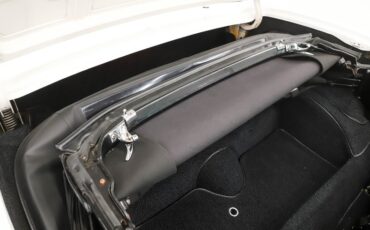 Unknown-Corvette-1964-Ermine-White-Black-Leather-46