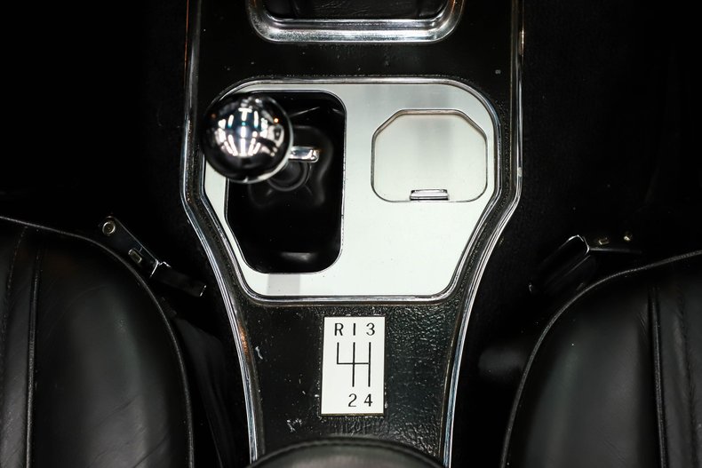 Unknown-Corvette-1964-Ermine-White-Black-Leather-8