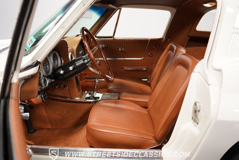Unknown-Corvette-1964-Ermine-White-Saddle-36