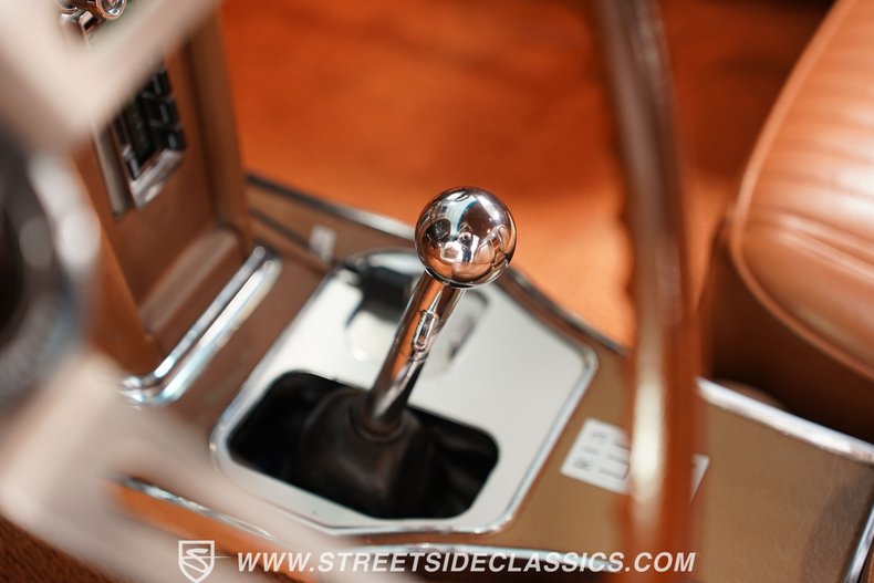 Unknown-Corvette-1964-Ermine-White-Saddle-41