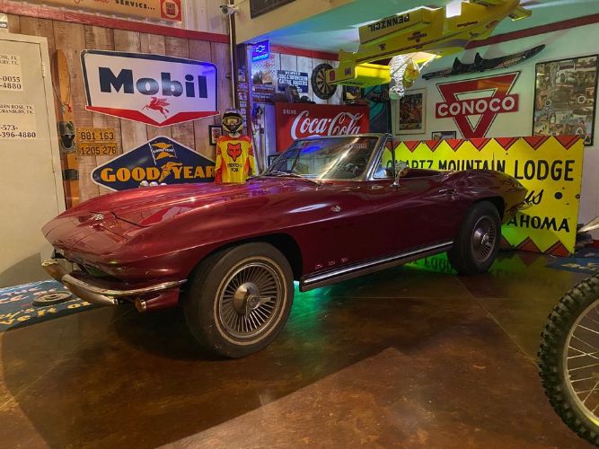 Unknown-Corvette-1965-Burgundy-Black-5