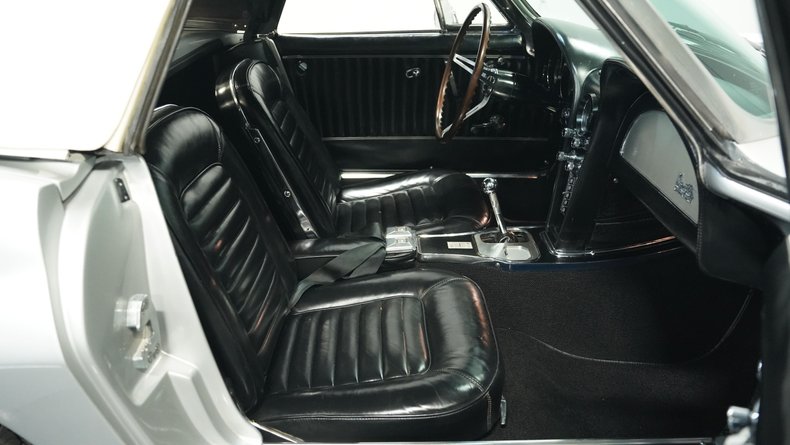 Unknown-Corvette-1966-Silver-Pearl-Black-2