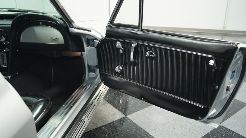 Unknown-Corvette-1966-Silver-Pearl-Black-8