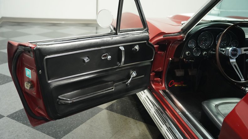Unknown-Corvette-1967-Marlboro-Maroon-Black-26