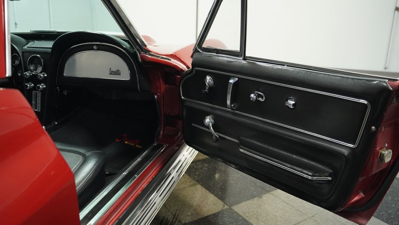 Unknown-Corvette-1967-Marlboro-Maroon-Black-41