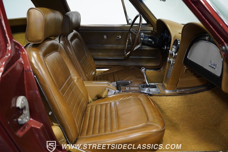Unknown-Corvette-1967-Marlboro-Maroon-Saddle-11