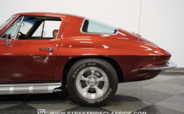 Unknown-Corvette-1967-Marlboro-Maroon-Saddle-30