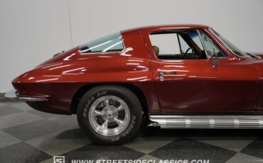 Unknown-Corvette-1967-Marlboro-Maroon-Saddle-35